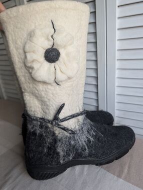 Women's Cream and Charcoal Felt Flower Winter Wool Boots